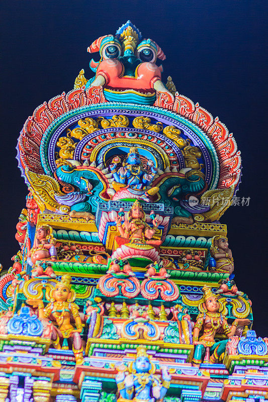 在Sri Maha Mariamman寺庙，也被称为Maha Uma Devi寺庙，在Silom，泰国曼谷，公共印度教寺庙印度神雕塑的彩色夜景。它被称为Wat Khaek Silom。
